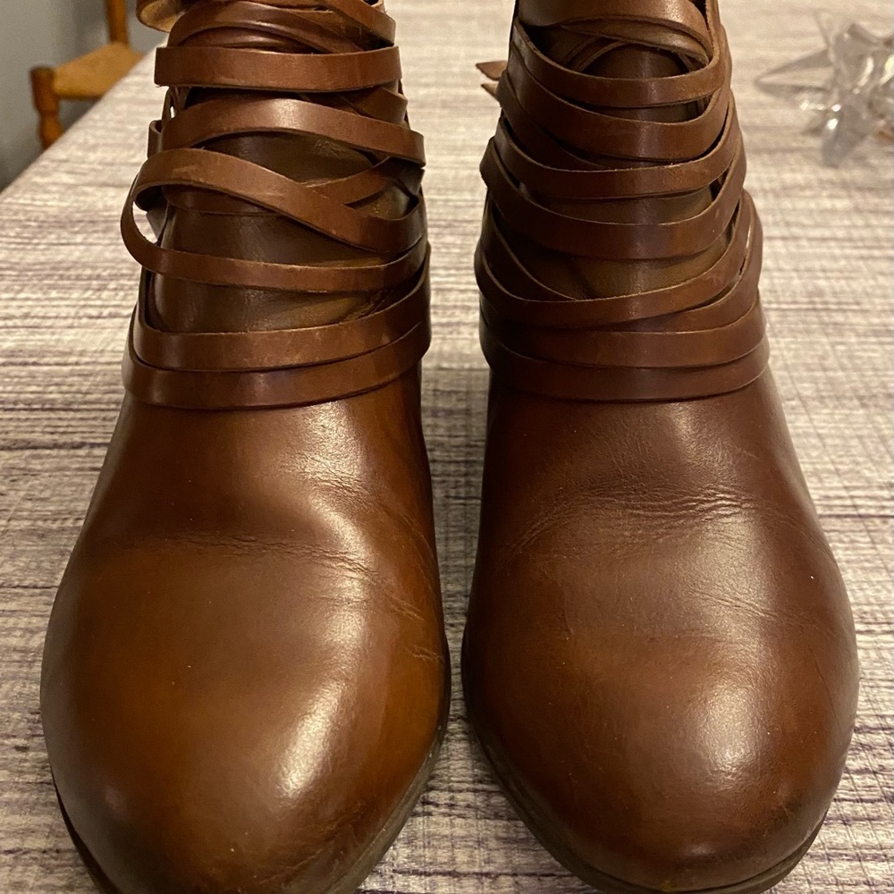 CLARKS LEATHER BOOTIES WITH FRONT LEATHER TRIM